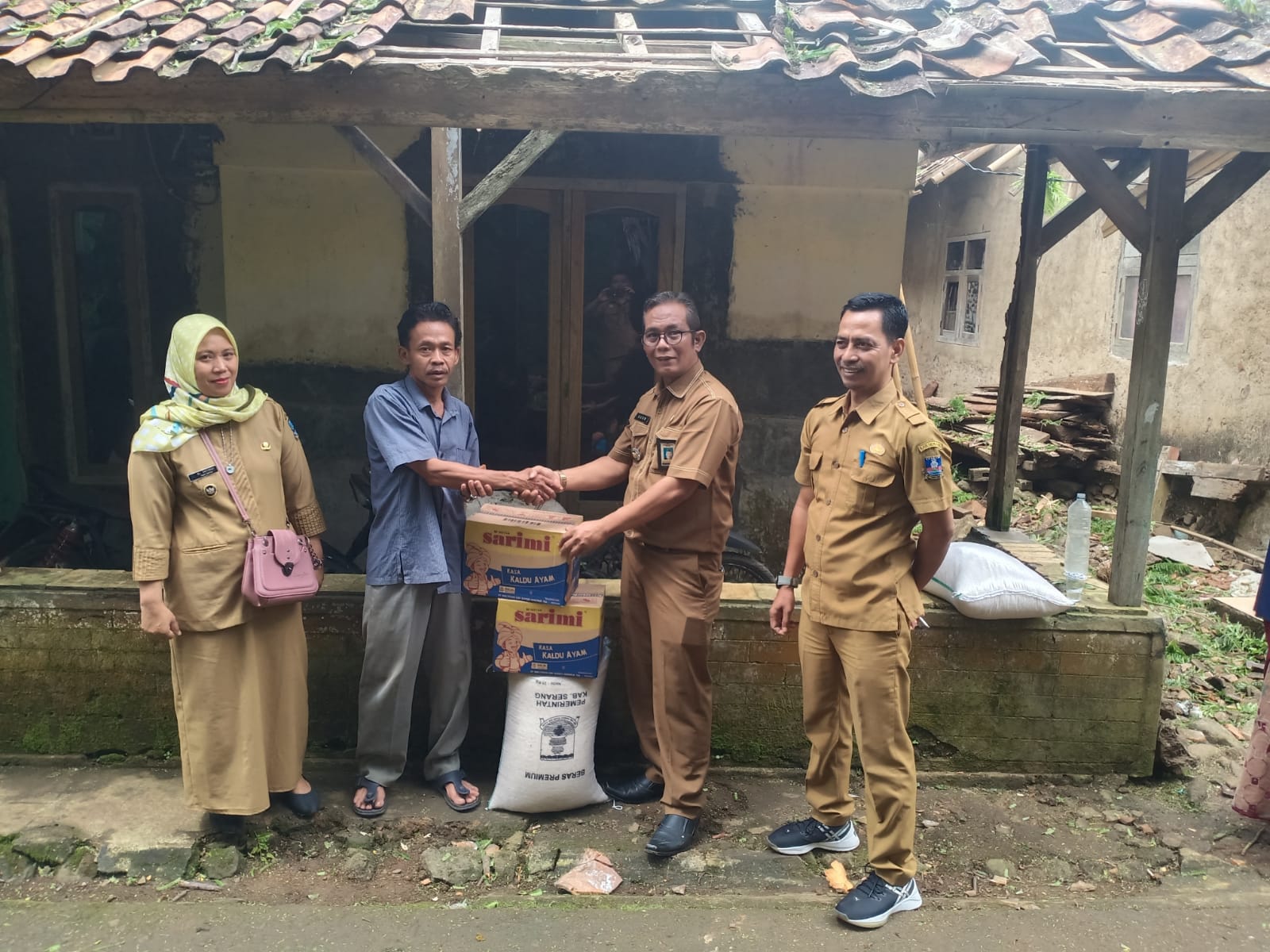 bantuan-untuk-rumah-yang-ketimpa-pohon-besar